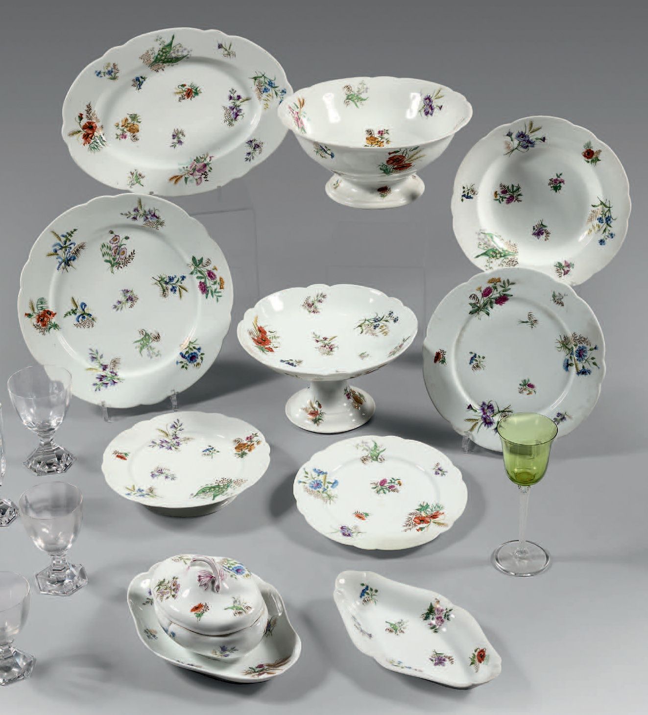 Null Porcelain dinner service with printed decoration of flowered bouquets of th&hellip;