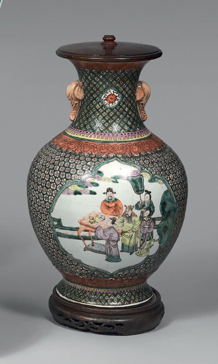 CHINE - XIXe siècle. Vase balustre en porcelaine polychrome à décor de réserves &hellip;