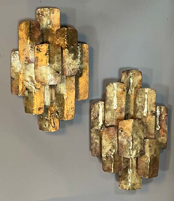Auguste FIX, France (1925-2000). 一对长方形的锻铁、焊接和镀金金属片的壁灯，错落有致地排列。约1958-60年。高：39厘米。长&hellip;