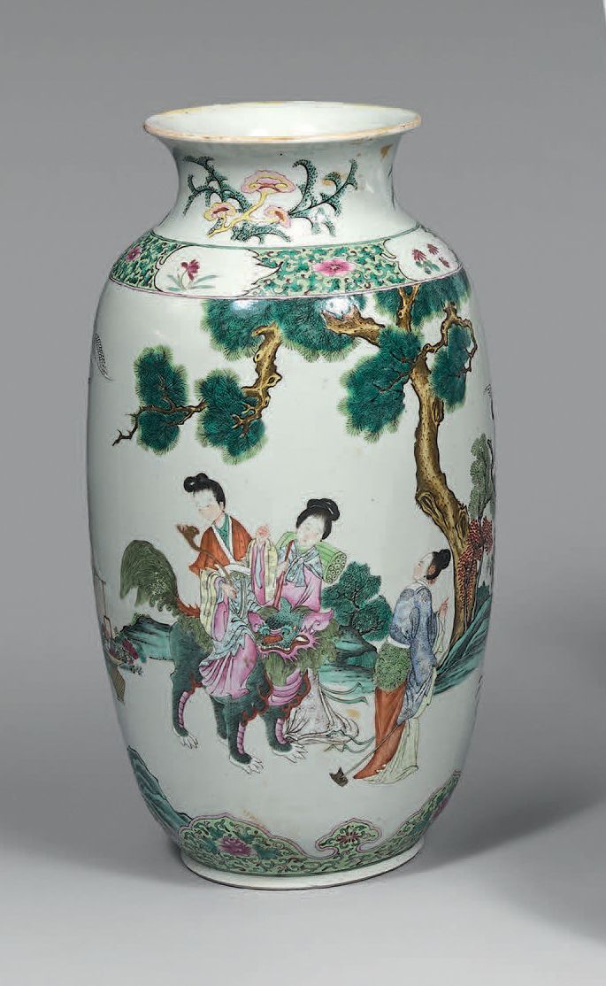 CHINE - Époque de la République - MINGUO (1912 - 1949). Balusterförmige Vase aus&hellip;