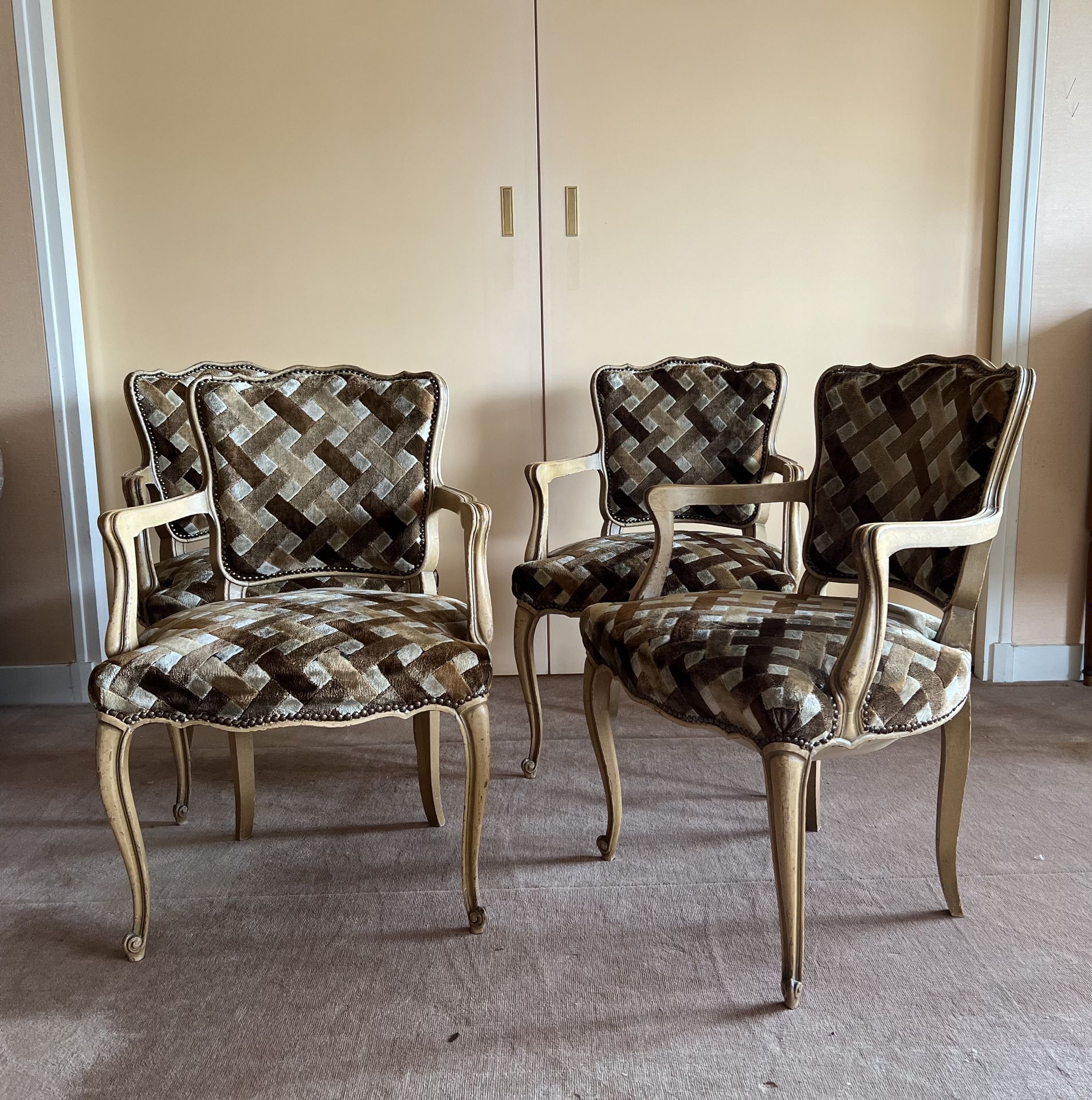 Null Suite aus vier beige lackierten Sesseln aus mouluriertem Holz mit Cabriolet&hellip;