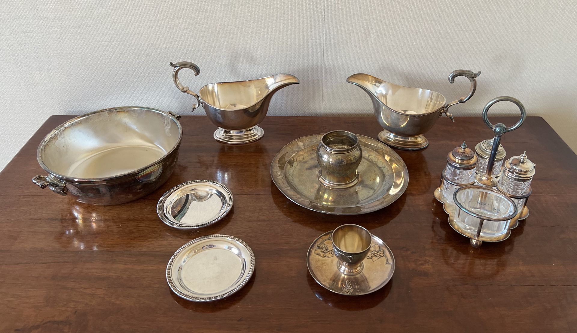 Null 镀银金属套装：一个带两个手柄的蔬菜盘，两个头盔碟，一套桌子，一个鸡蛋杯，一个展示架，两个桌子烟灰缸。