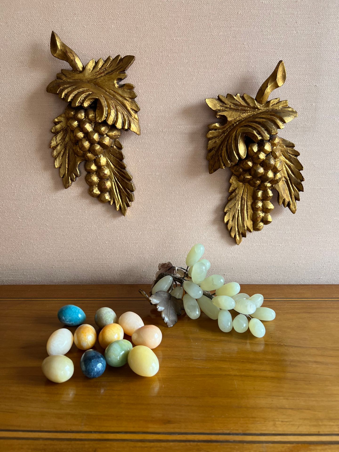 Null 一对镀金的木质装饰件，代表一串串的葡萄。坚硬的石头里有一串葡萄，坚硬的石头里有一组鸡蛋，还附有两块矿物。