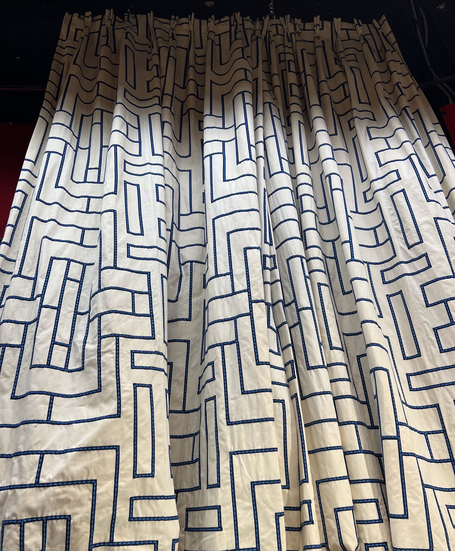 Null 
一对纯棉帆布的双层窗帘，装饰有午夜蓝色的几何图案，用蓝色刺绣。高235厘米 - 宽176厘米。污点和色斑。