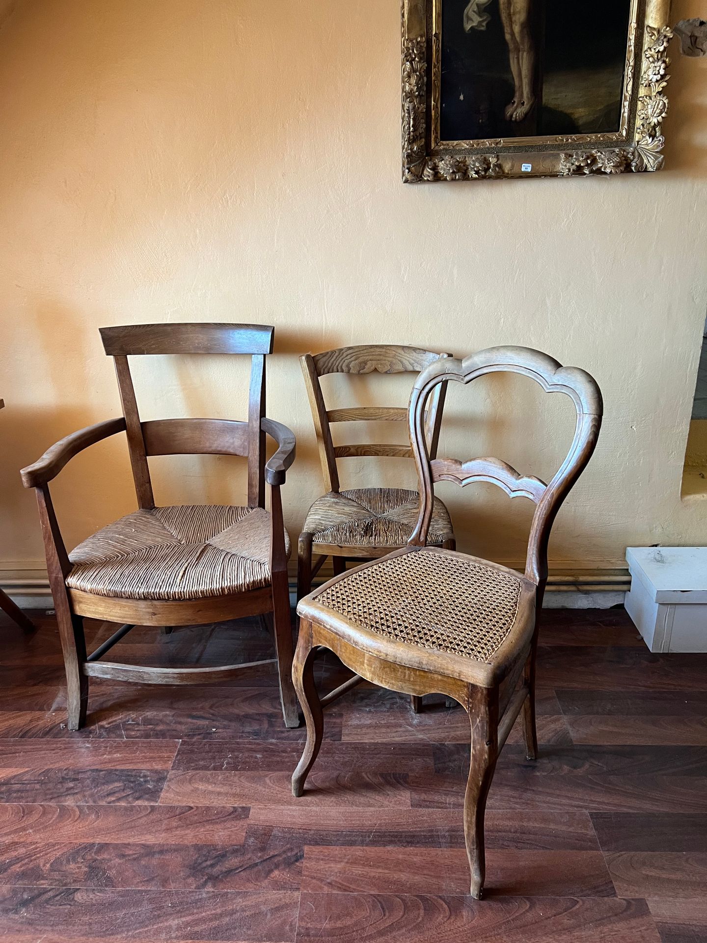 Null Rustikaler Sessel aus Obstbaumholz, gebogene Rückenlehne mit Bändern, stroh&hellip;