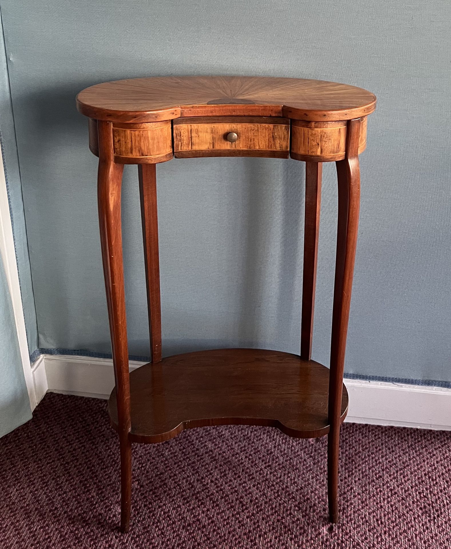 Null Pequeña mesa con pedestal en forma de riñón en chapa de madera con filetes &hellip;