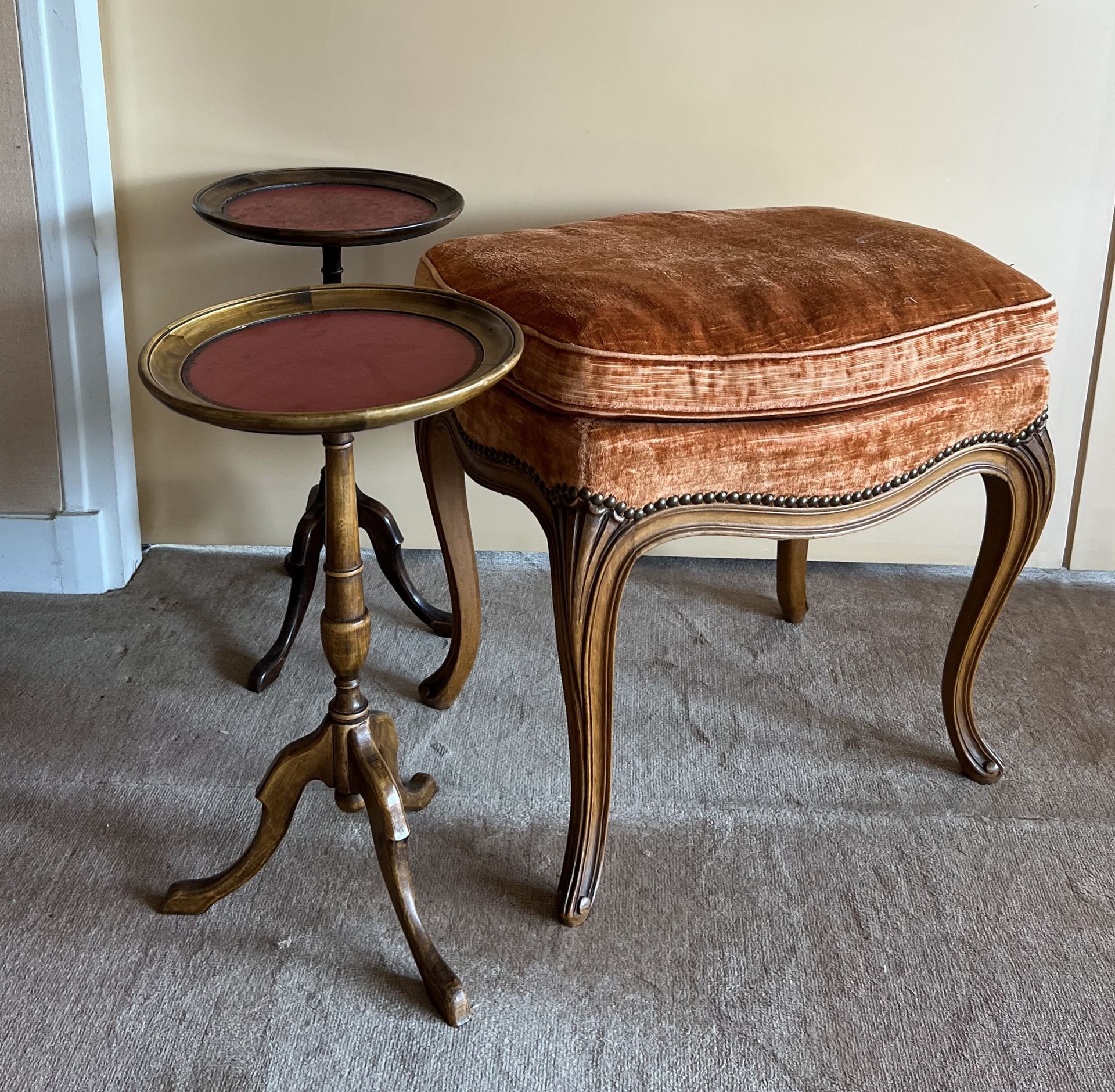 Null 一张天然的木质凳子，有凸形的腿。 路易十五风格。H. 52 cm - W. 49 cm - D. 37 cm。橙色天鹅绒软垫。两张小的清漆木制基座桌，&hellip;