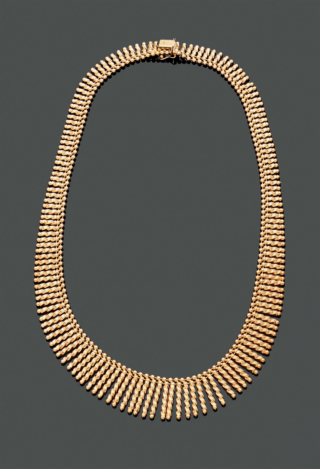 Null 18K（750）黄金的铰链式吊坠，由细小的扭曲杆制成，末端有一个或两个小球。L. 44 cm - 重量：54,52 g。