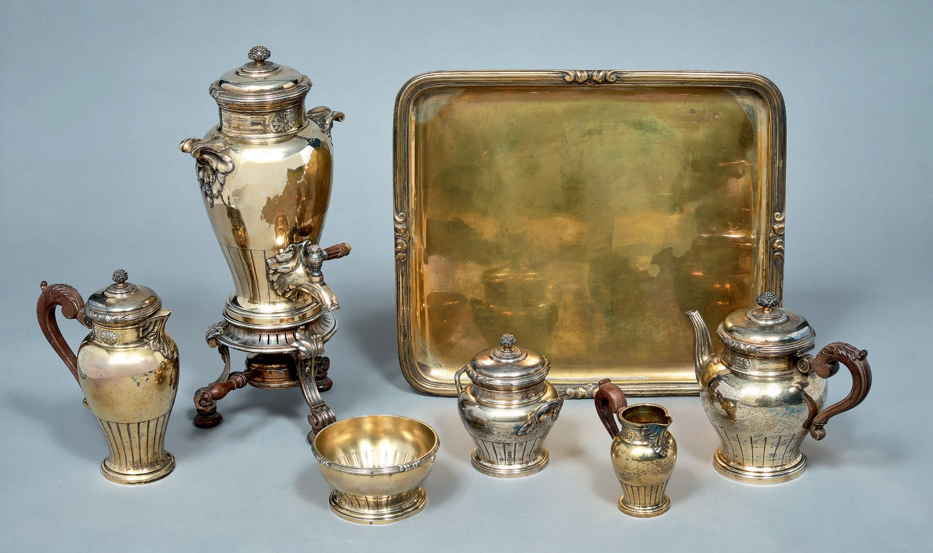 Null Servizio da tè e caffè in argento e vermeil (950), decorato con fermagli e &hellip;