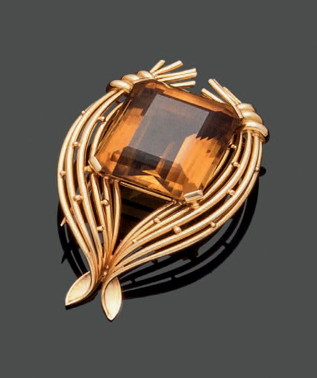 Null 18K (750) yellow gold lapel clip set with a smoked topaz between two knotte&hellip;