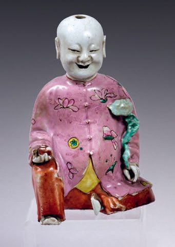 CHINE - Époque JIAQING (1796-1820). Statuetta in porcellana di un bambino seduto&hellip;