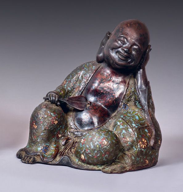 JAPON - Époque MEIJI (1868- 1912). 棕色铜器和景泰蓝珐琅，描绘的是坐着微笑，拿着扇子，衣服上有鲜花装饰。高25厘米。