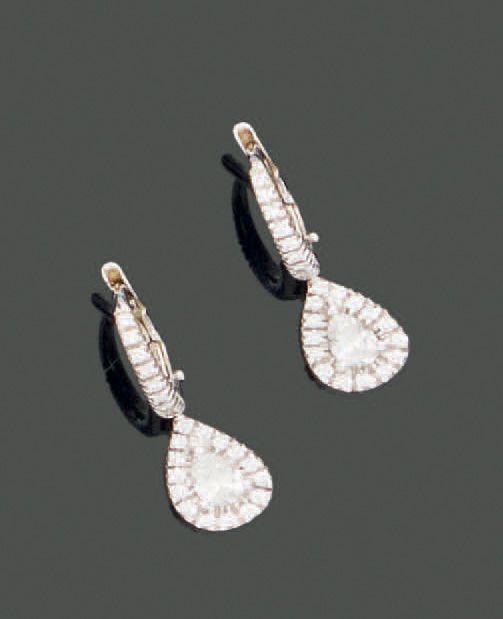 Null Pair of 18K (750) white gold earrings, the arc-shaped earrings set with sma&hellip;