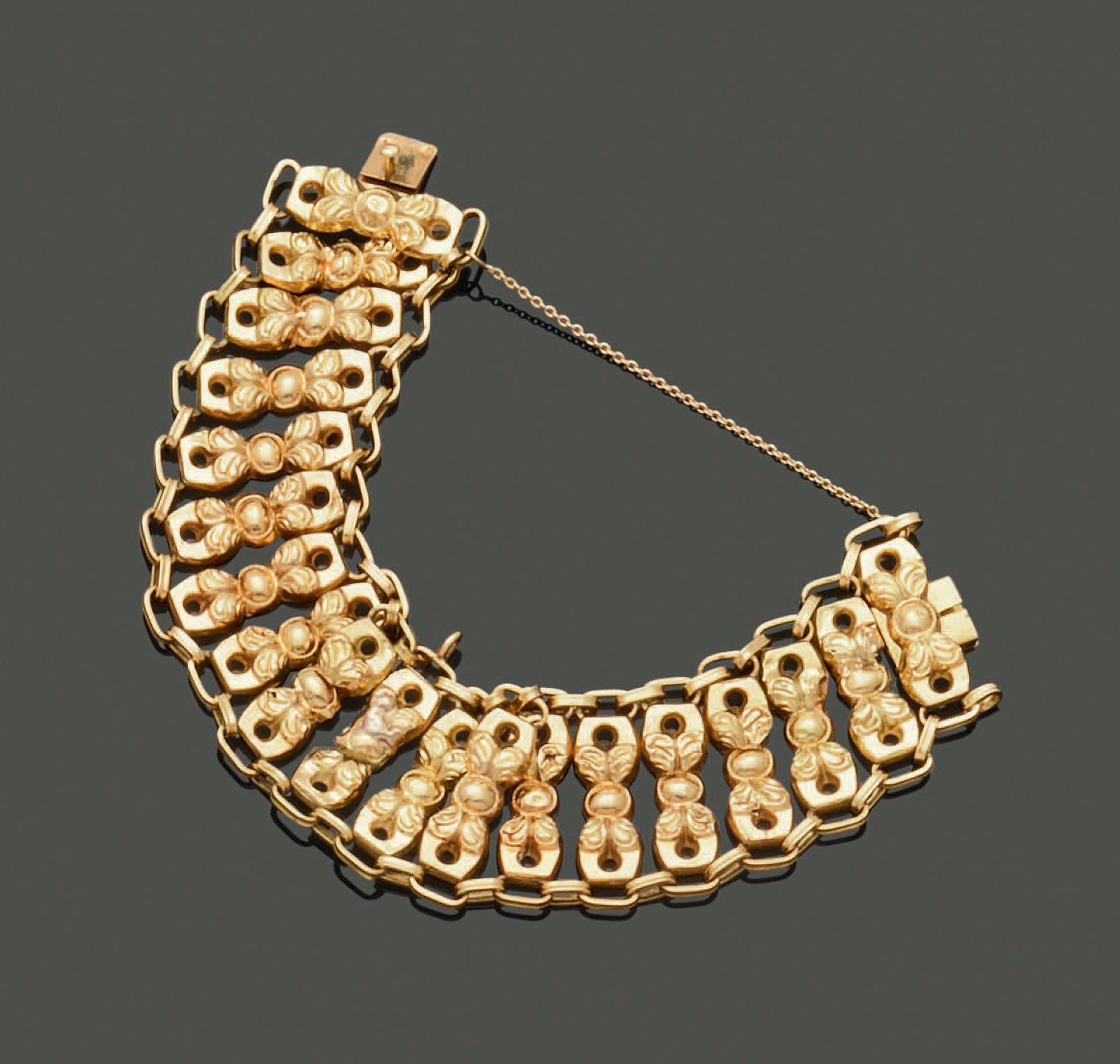 Null 大型18K(750)黄金手镯，链节形成一个叶状和风格化的结，中心为球形，两端有穿孔。重量：15.03克。凹痕。