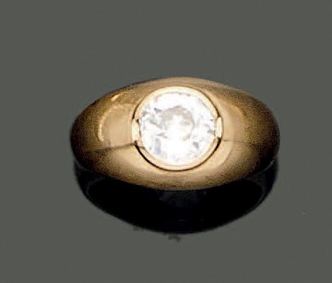 Null Bague jonc en or jaune 18K (750), ornée d'un diamant taille ancienne d'envi&hellip;