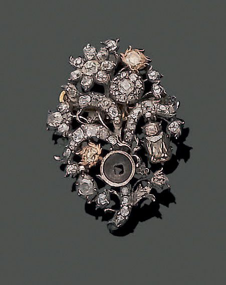 Null 一枚18K（750）黄金和800银的胸针，可以变成一个吊坠，显示了镶嵌有老式切割钻石的花束，其中三个是黄色的，其中一个是吊坠。18-19世纪。毛重：1&hellip;