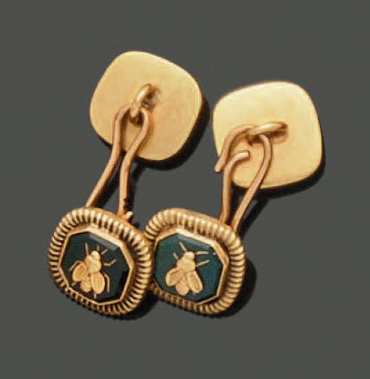 Null Pair of 18K (750) yellow gold cufflinks, each decorated with a bee applied &hellip;