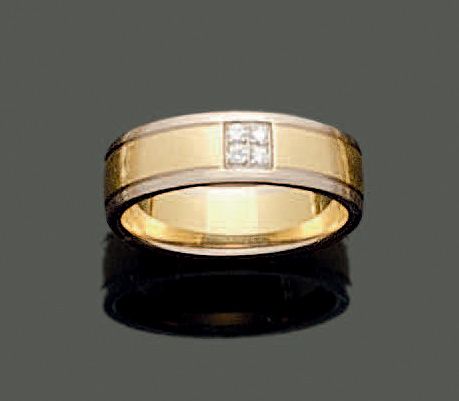 Null 18K(750)黄金和白金戒指，凿有两个圆角，并镶嵌有四颗小钻石的四角形储备。重量：8.41克。