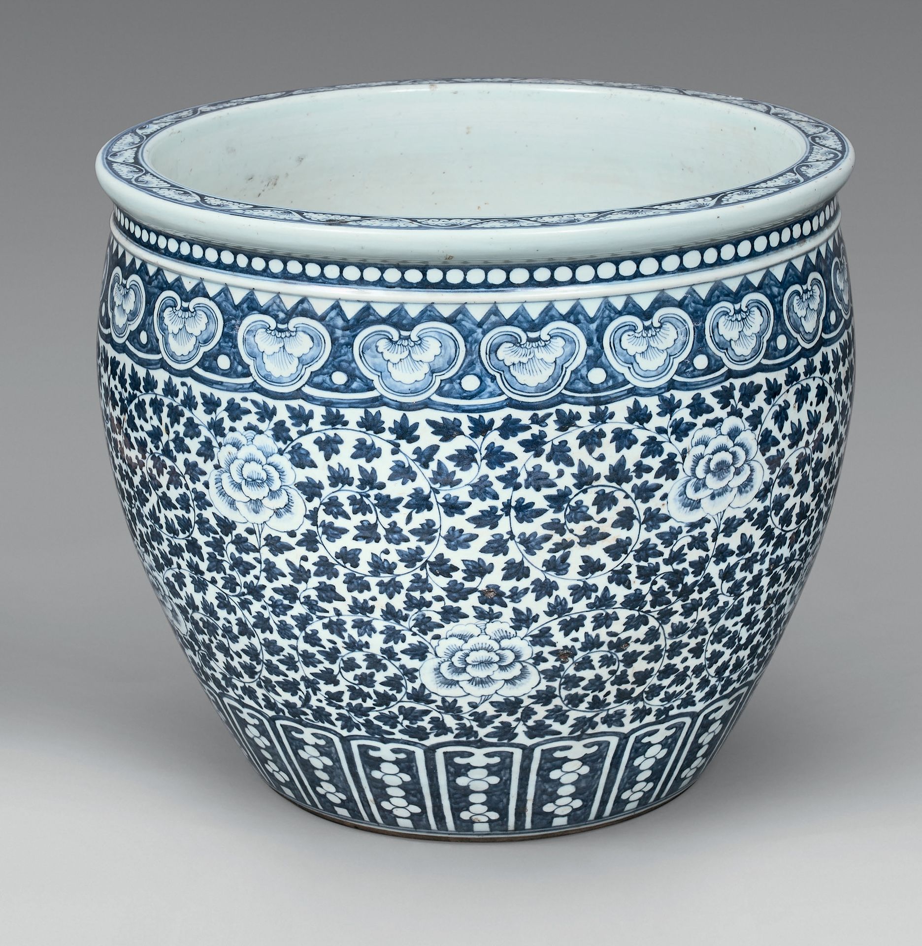 CHINE - XIXe siècle Jarre à poissons en porcelaine décorée en bleu sous couverte&hellip;