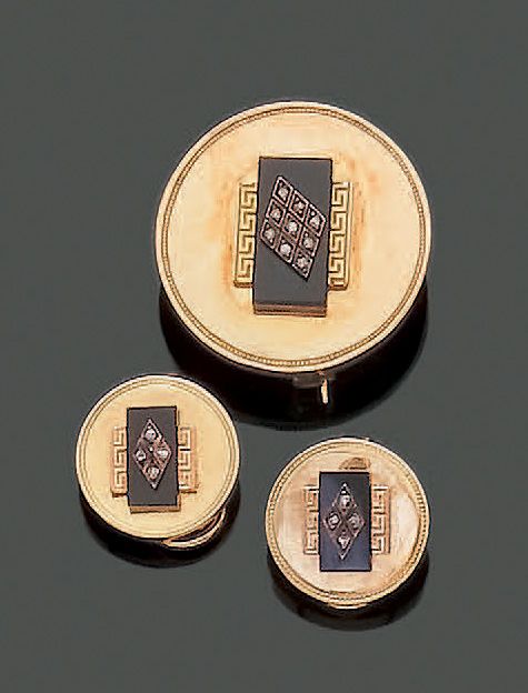 Null 18K（750）黄金胸针和一对耳夹，圆盘形，有精美的珍珠边，中间镶嵌着一个长方形的黑色玛瑙盘，上面镶嵌着小的玫瑰式切割钻石，形成一个钻石形状，边上有两&hellip;