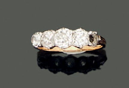 Null 
18K(750)黄金和铂金吊袜带戒指，镶嵌四颗老式切割钻石，尺寸递减。其中一颗小钻石不见了。毛重：3.35克。附有一颗现代切割钻石。