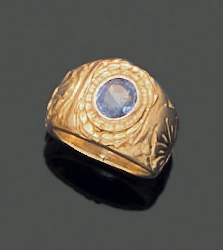 Null 一枚18K(750)黄金戒指，镶嵌有月桂花环的花环，肩部装饰有贝壳，并镶嵌有一颗椭圆形的蓝宝石。约1900年。手指大小47。毛重：19.28克。磨损和&hellip;