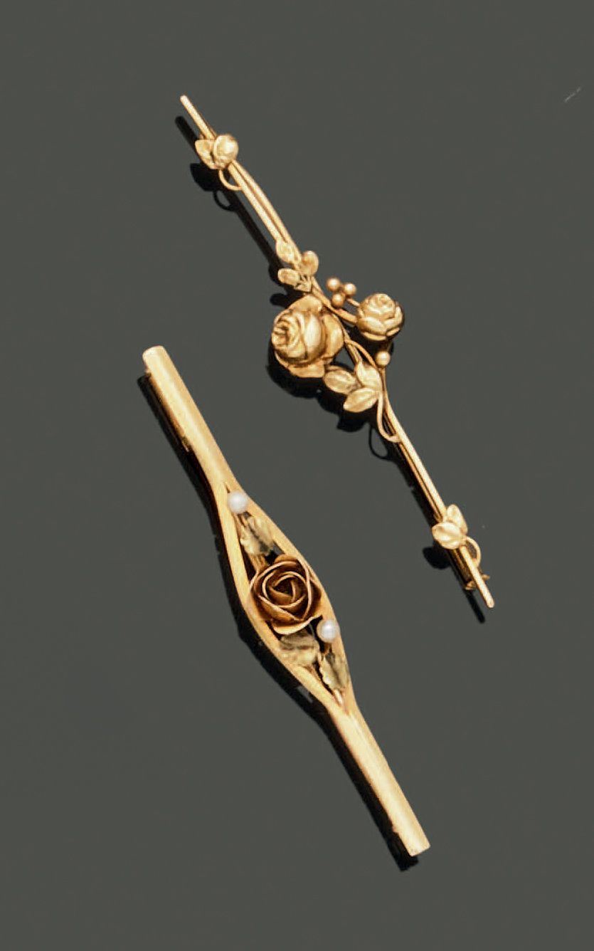 Null 两枚18K(750)黄金发夹，第一枚錾刻着一朵玫瑰，周围有两颗珍珠，第二枚錾刻着两朵玫瑰和叶状卷轴。毛重：6.42克。