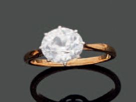 Null 18K（750）黄金和白金戒指，镶嵌着一颗白色宝石。毛重：2.94克。装在一个手提箱里。