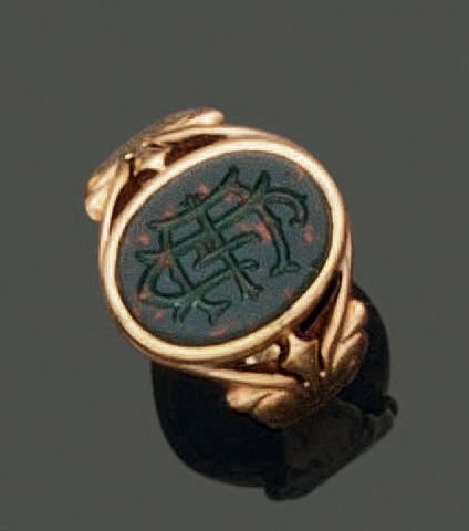Null 
一枚14K（585）黄金戒指，上面镶嵌着一个刻有数字的血碧玉椭圆形奖章。肩部凿有百合花。毛重：8.31克。穿着。