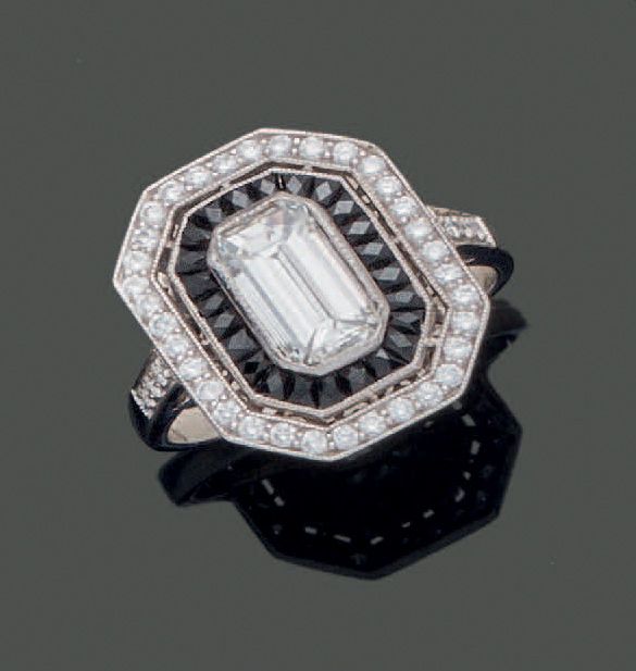 Null 一枚18K（750）白金戒指，镶嵌着一颗祖母绿切割的钻石，周围是校准的黑玛瑙和小钻石。在每个肩膀上，有三颗小钻石。毛重：3.85克。手指大小：53。