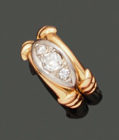 Null 18K（750）黄金和白金戒指，镶嵌物描绘了两个肩部有绳索的拱门，并由镶嵌有三颗钻石的梭子连接，中央的钻石是最重要的。毛重：8.15克。手指大小：50&hellip;