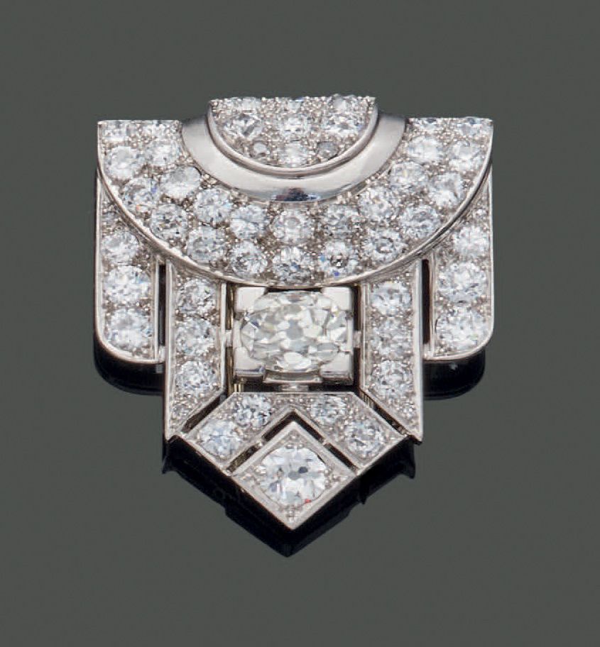 Null 铂金胸针的造型，镶嵌老式切割钻石，其中最大的钻石重约1.3至1.5克拉，顶部有一个衣领，周围有辫子，末端是一个点。约1925-1930年。毛重：19.&hellip;