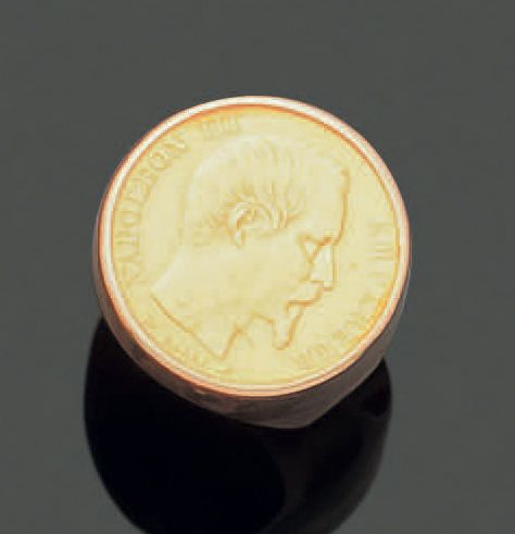 Null Ring in 18K (750) yellow gold, set with a 20 Franc Napoleon III coin. Weigh&hellip;