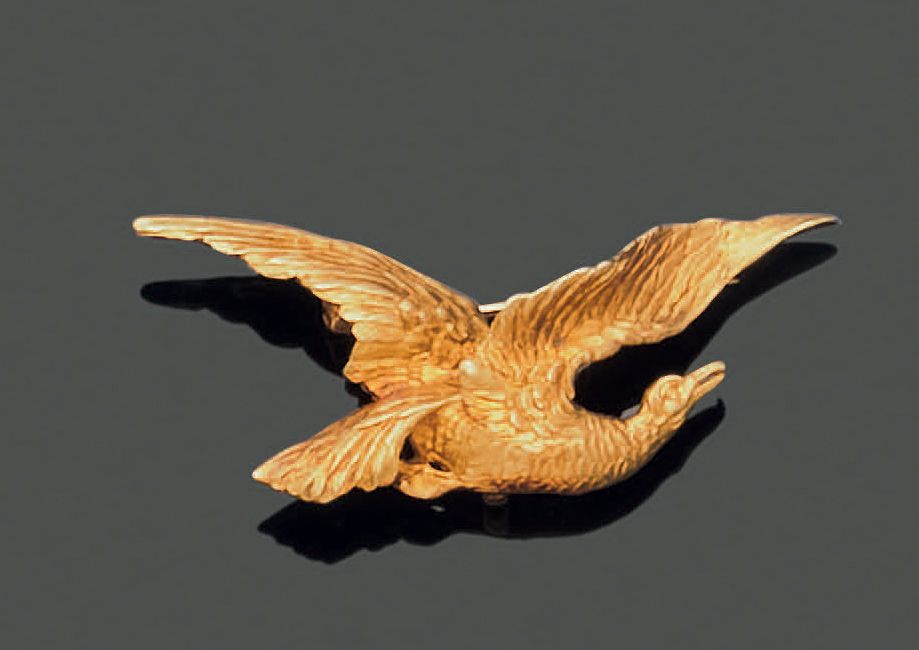 Null 18K(750)黄金胸针，以一只飞行中的老鹰为主题。毛重：12.08克。