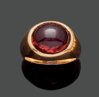 Null 18K(750)黄金戒指，镶有大型凸圆形切割石榴石。毛重：14.14克。手指大小：51。