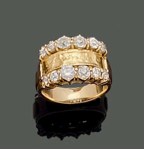 Null 18K(750)黄金戒指，在中心位置刻有一个风格化的花环，周围有两行逐渐缩小的老式切割钻石。毛重：10.41克。
