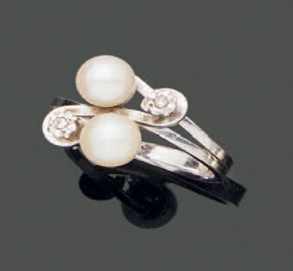Null 18K（750）白金戒指，镶嵌有两颗珍珠和两颗小钻石。毛重：3.76克。