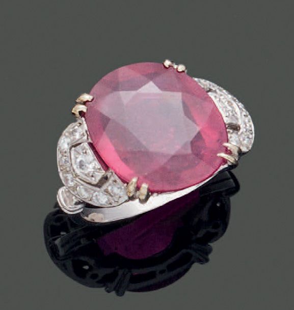 Null 18K（750）白金戒指，镶嵌着一颗大的椭圆形红宝石，重约10.5克拉，肩部镶嵌着梯形图案的小钻石，周围是圆弧。毛重：7.18克。手指大小：53。石头&hellip;