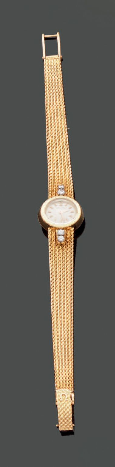 Null 18K(750)黄金女士腕表，圆形表壳上有欧米茄的签名，指挥棒小时，编织表带肩部装饰有两颗小钻石。背面编号为246714。毛重：25.74克。