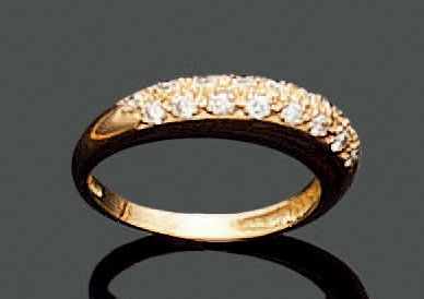 Null 一枚18K(750)黄金半边形戒指，在交错的门楣上镶嵌着两行小钻石。毛重：4.21克。