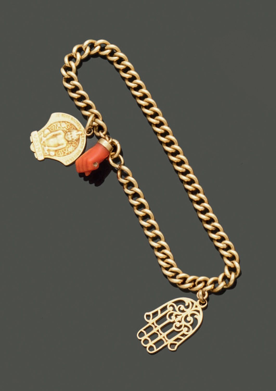 Null Armband aus 18 Karat Gelbgold (750) mit drei Charms, einer mit einer Hand v&hellip;