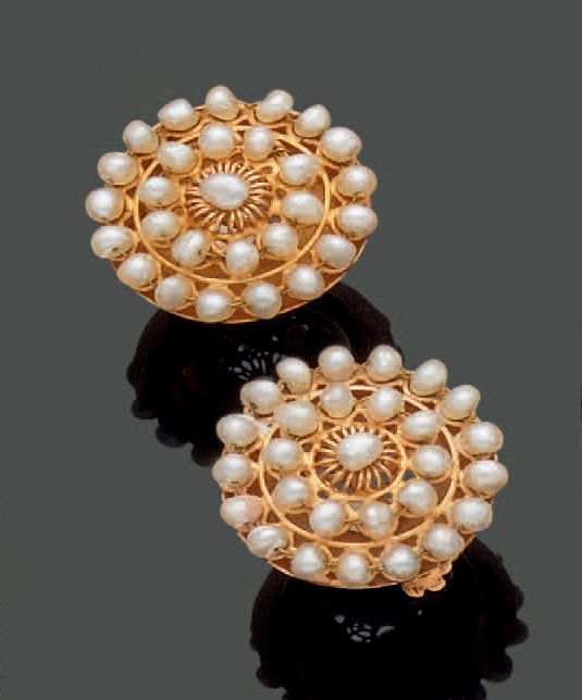 Null 一对18K(750)黄金耳环，装饰有两排淡水珍珠，中间的珍珠为丝状图案。毛重：18.94克。夹子系统。