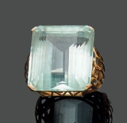 Null 18K(750)黄金戒指，镶有一颗大型祖母绿切割海蓝宝石，大边穿有扇形通道，小边有镂空水滴状图案。毛重：23.65克。