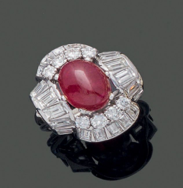 Null Bague dôme en platine (950), ornée d'un rubis cabochon entre huit diamants &hellip;