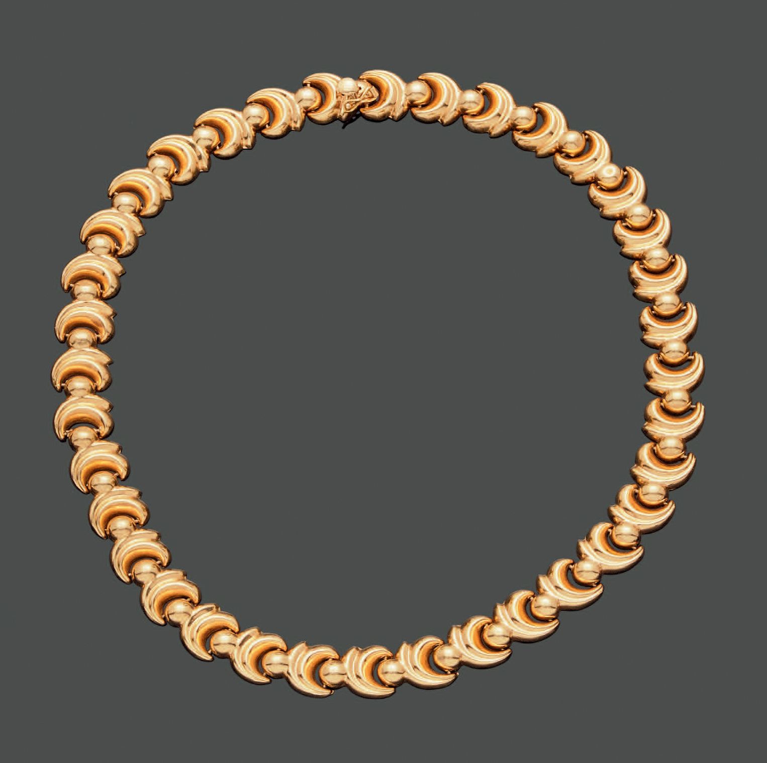 Null 18K（750）黄金铰链式吊坠，链节呈卷轴状，与球相交。L. 40 cm - 重量：39,57 g。