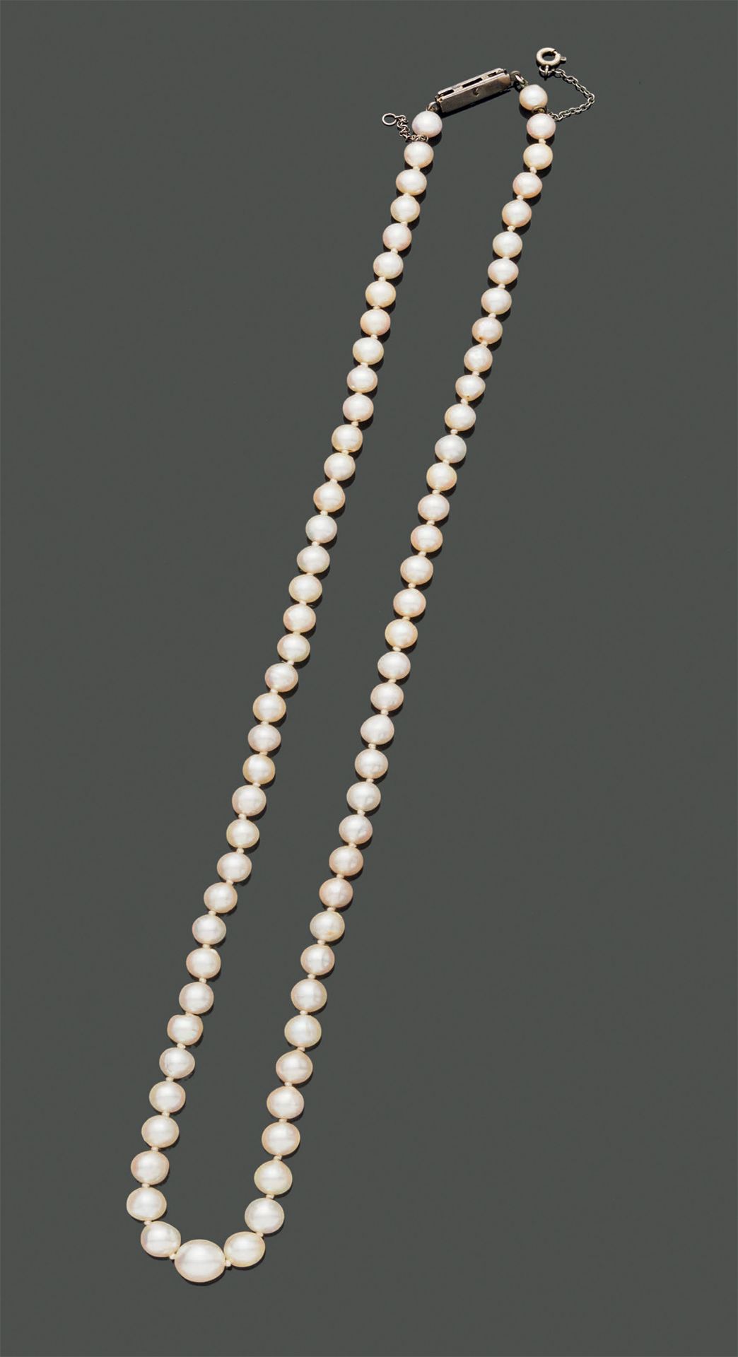 Null 秋季养殖珍珠项链，银扣上装饰有三颗白色仿石。毛重：21.54克。