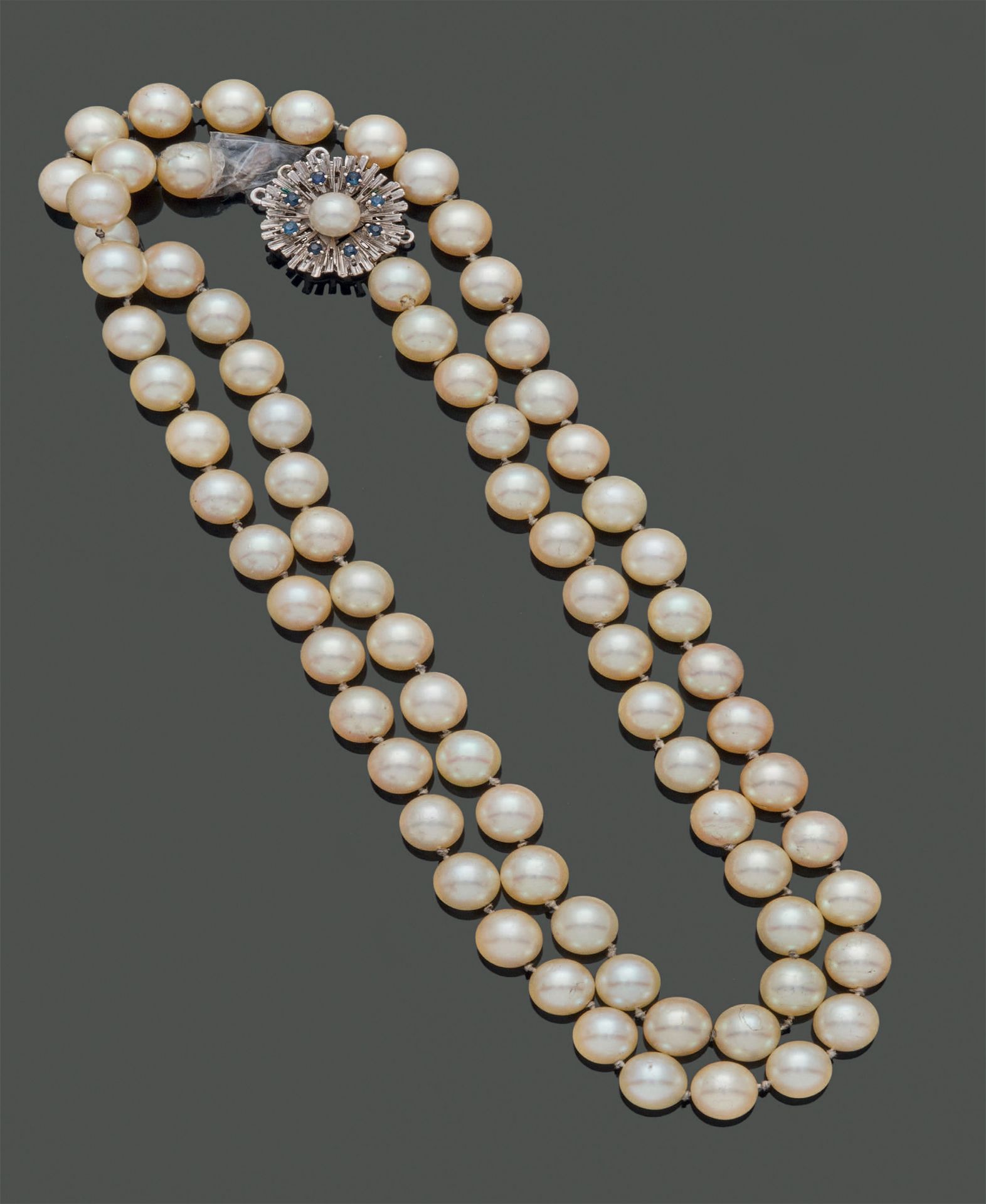 Null 养殖珍珠项链，14K(585)白金搭扣，以一颗珍珠为中心的放射状图案，周围有小蓝宝石。直径：约8毫米。长度：约73厘米。毛重：62.01克。事故和遗失&hellip;
