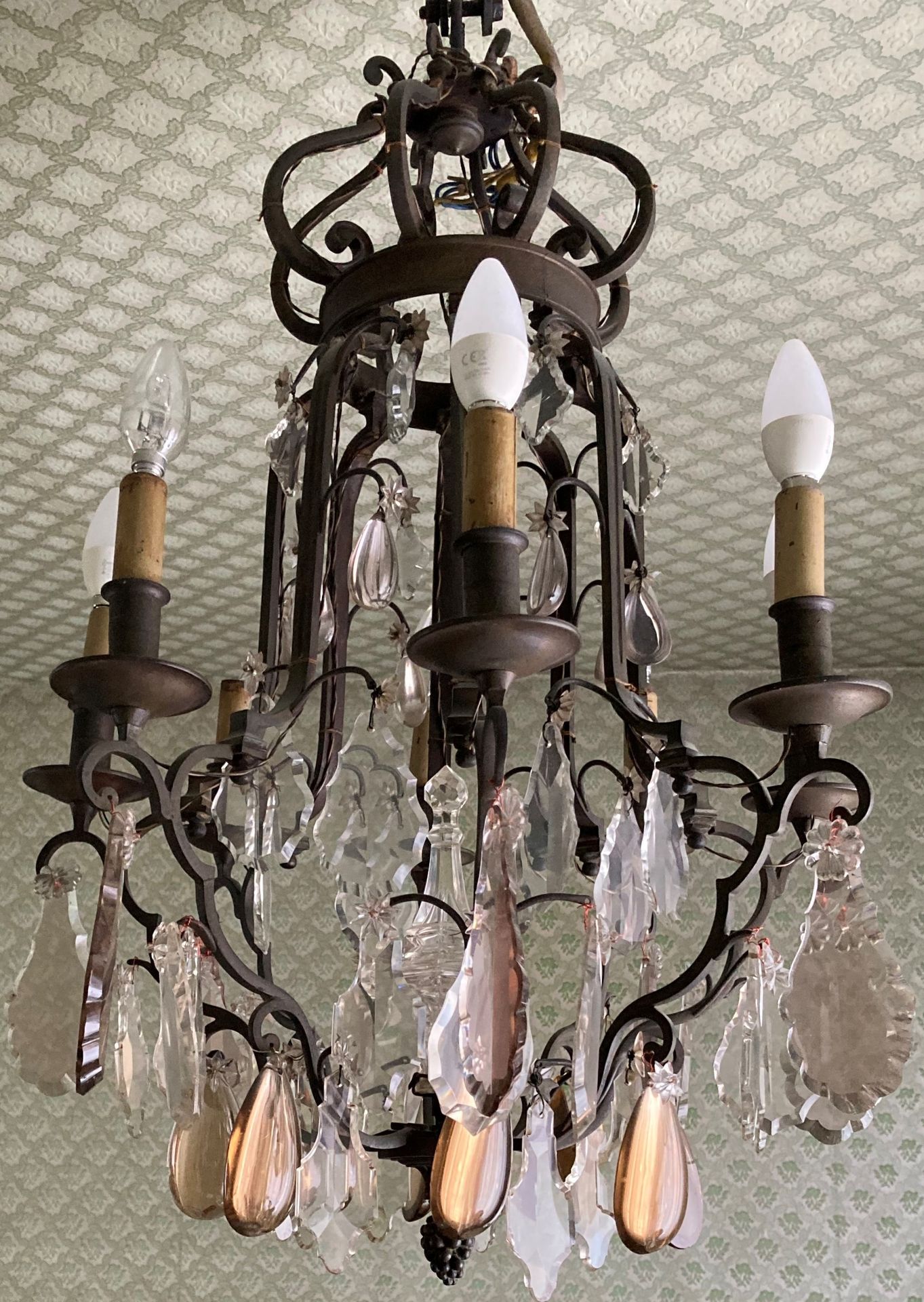 Null 吊灯，笼子安装在青铜器上，用种子装饰，有八个灯臂。饰有吊坠和切割水晶板，有些是熏制的。高度：90厘米。截面：54厘米。