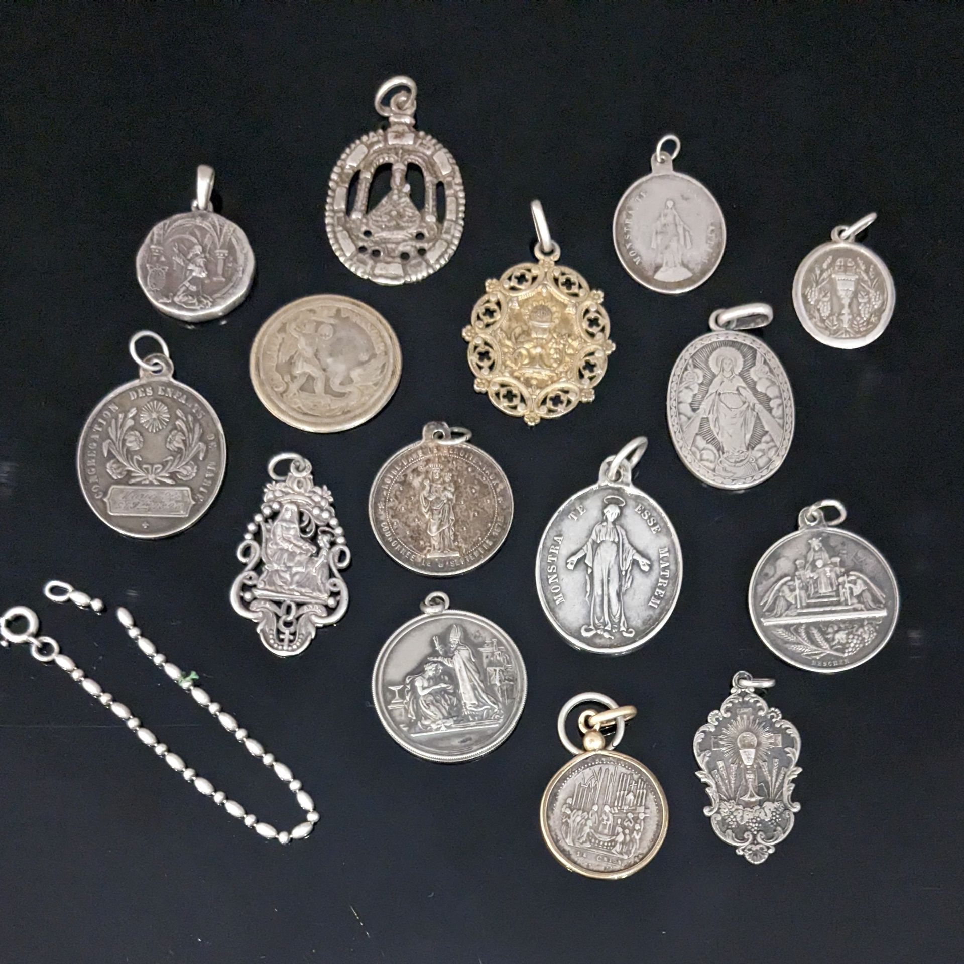 Null 一套16枚银质宗教奖章（925），配以珍珠和橄榄石手镯，银质（800）。毛重：95.36克。(事故)