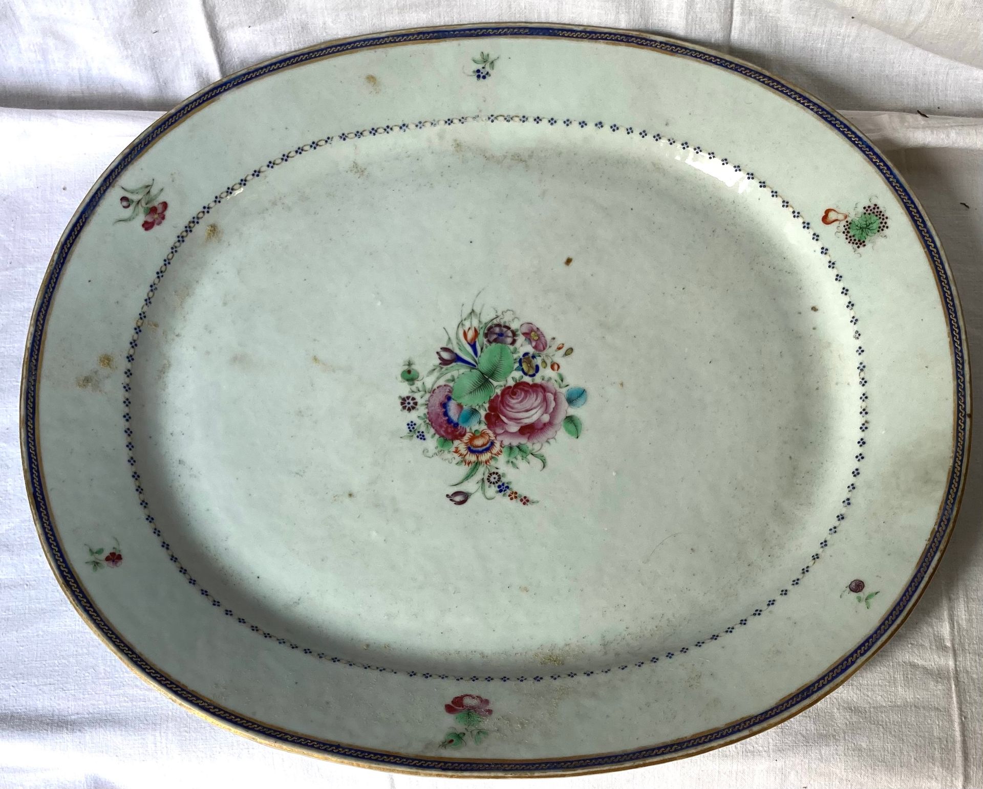 Null COMPAGNIE DES INDES, XVIIIe siècle. Large plat ovale en porcelaine à décor &hellip;
